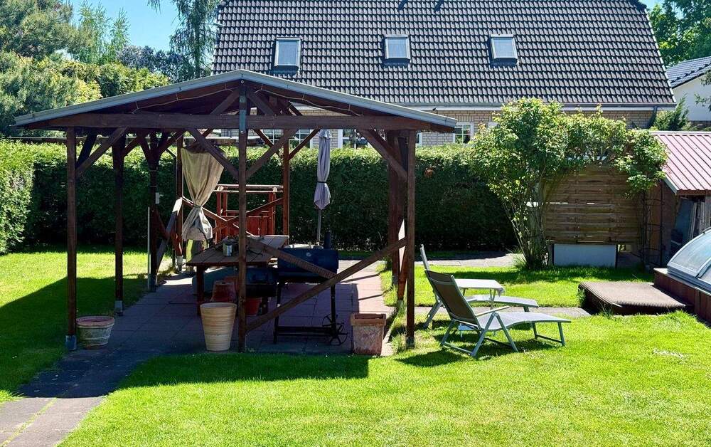 Thumbnail-Großzügiges Haus mit Einliegerwohnung, Garten und Pool in ruhiger Lage von Karow