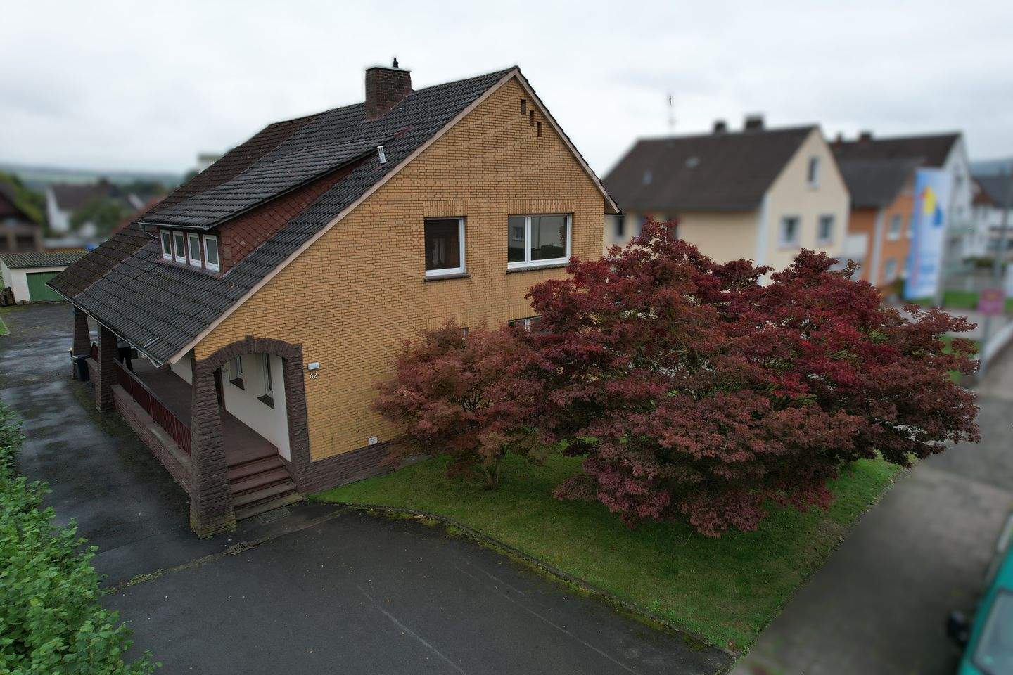 Thumbnail-Massives Einfamilienhaus mit Garten und Garagen in Beverungen