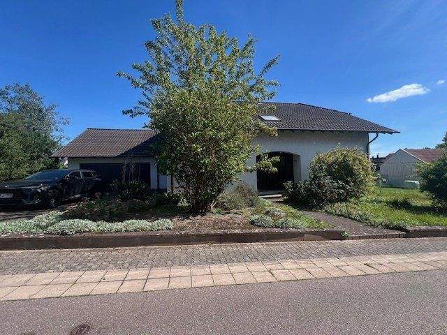 Thumbnail-Großzügiges freistehendes 1-2 Familienhaus in ruhiger Lage in Saarwellingen zu verkaufen