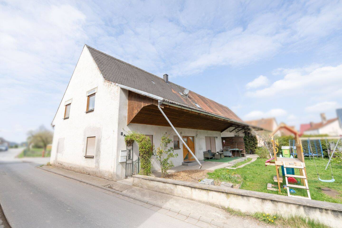 Thumbnail-Zweifamilienhaus mit Scheune, Garten und vielseitigem Nutzungspotenzial