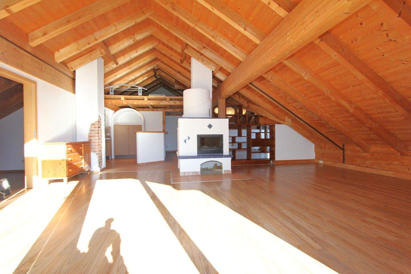 Thumbnail-Lichtdurchflutete 2,5 Zi.- mit Option auf 3 Zi. DG Whg. mit zwei Balkone und Blick in die Berge, sofort beziehbar.