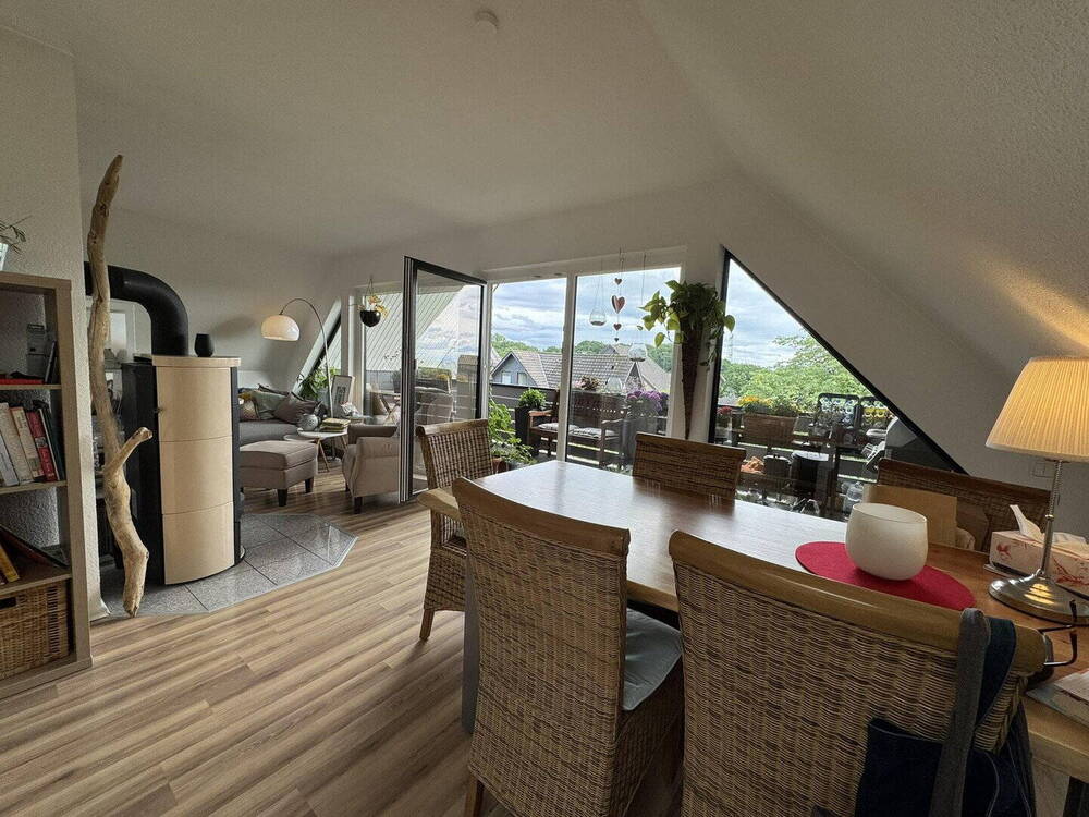 Thumbnail-Charmante Dachgeschosswohnung mit Weitblick - 4 Zimmer, Kamin & Sonnenbalkon