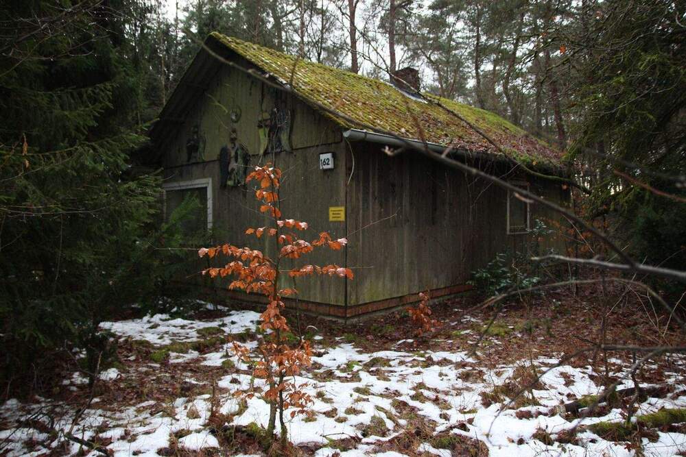 Thumbnail-KLEINES HAUS MIT NEBENGEBÄUDE (STARK SANIERUNGSBEDÜRFTIG) IN IDYLLISCHER WALDLAGE