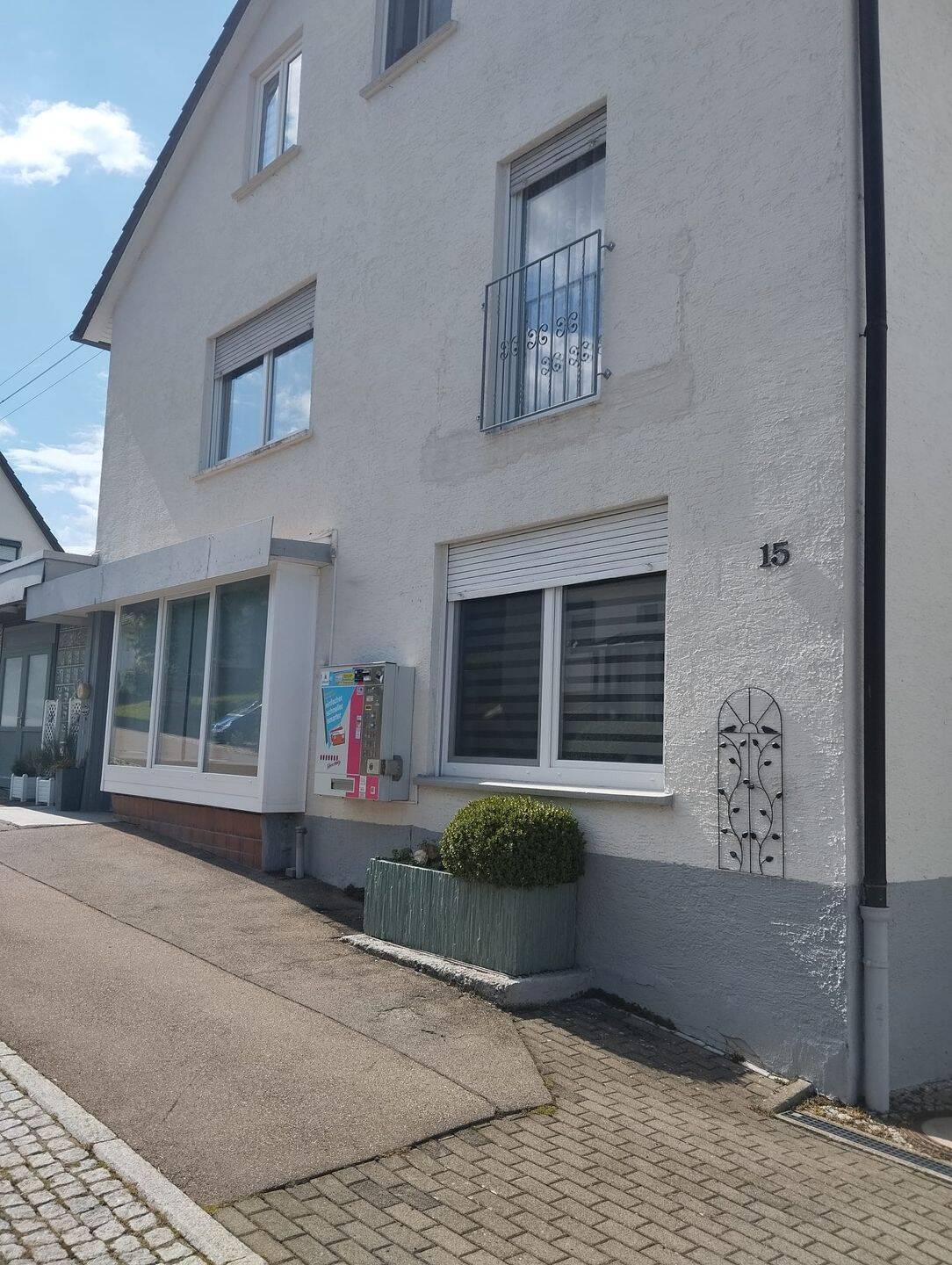 Thumbnail-Mehrfamilienhaus mit 3 Wohnungen u. großer Gewerbefläche