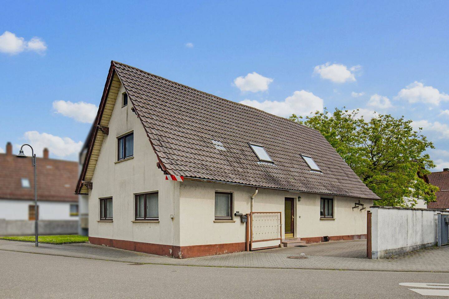 Thumbnail-Sanierungsbedürftiges Wohnhaus mit Doppelgarage & zusätzlicher Nutzfläche in Stutensee-FR