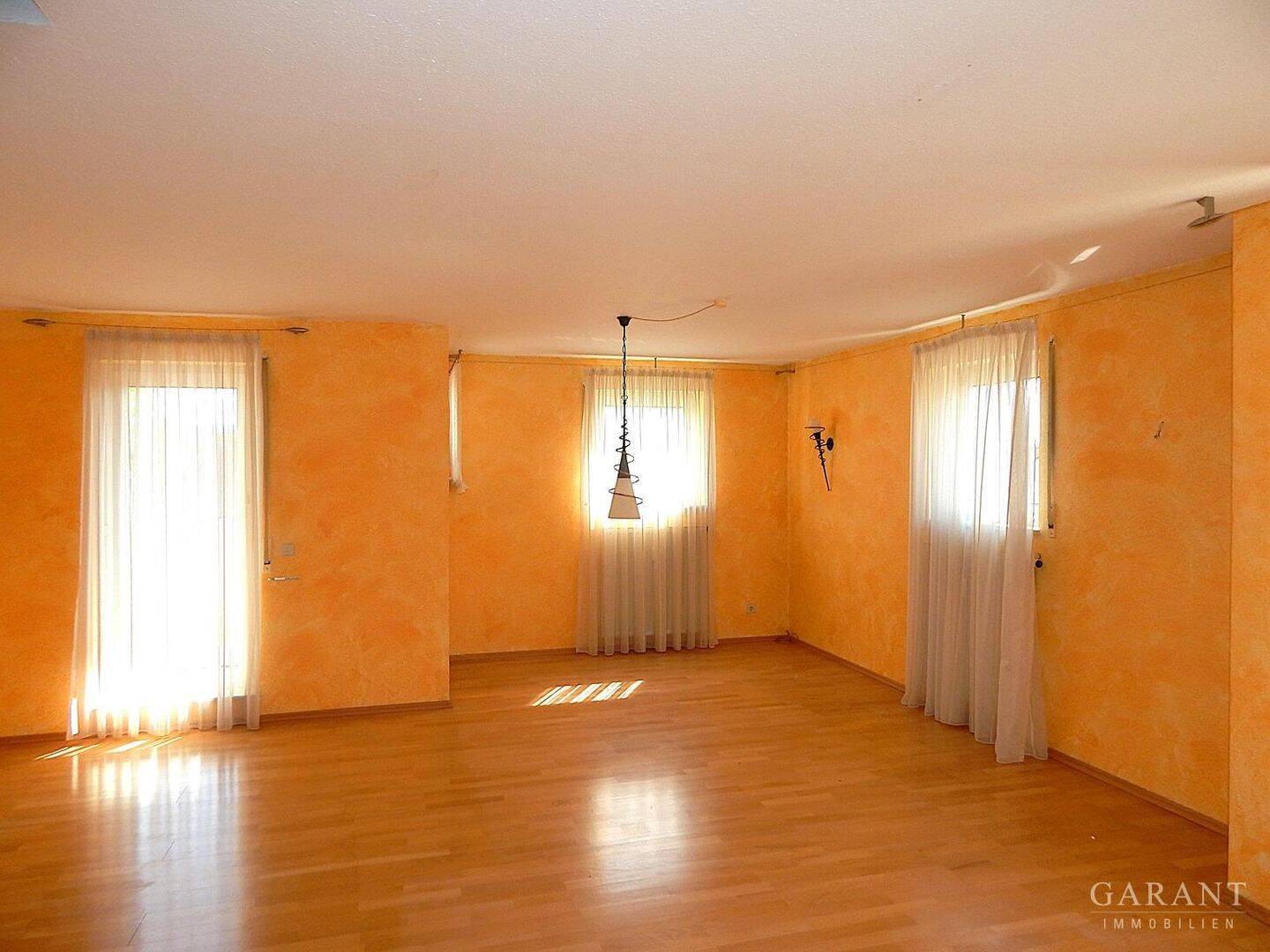 Thumbnail-3 Zimmer-Maisonette mit zwei Balkonen und Garage - sofort bezugsfrei