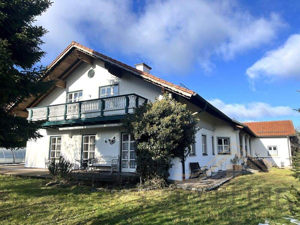Thumbnail-Charmantes Einfamilienhaus mit Einliegerwohnung, Pool und herrlichem Grundstück in Obertaufkirchen