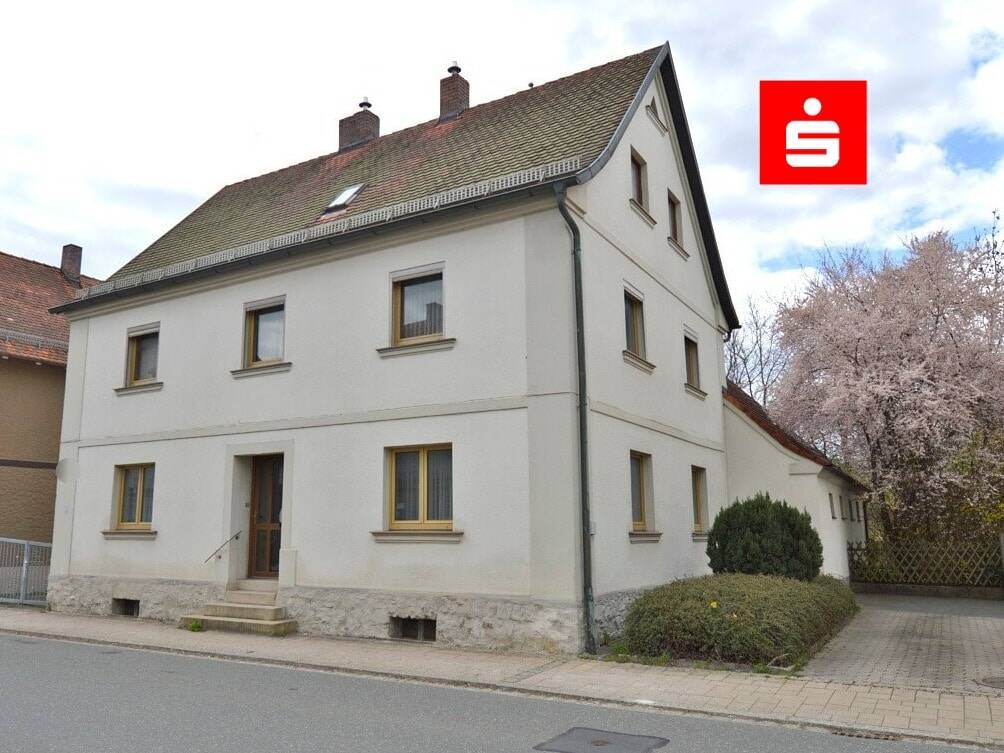 Hausansicht Straßenseite mit Haupteingang
