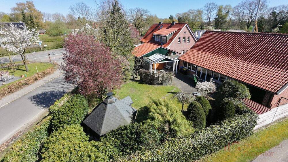 Thumbnail-IMMOBILIEN GUMNIOR präsentiert: Modernes Einfamilienhaus im Landhausstil mit großem NebengebäudeJagdzimmer