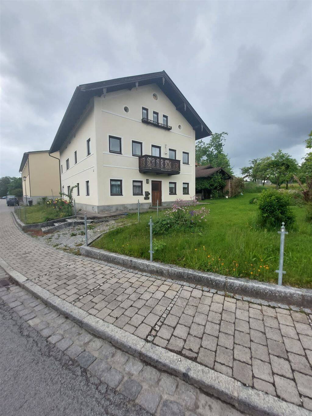 Anwesen mit viel Grün rundherum