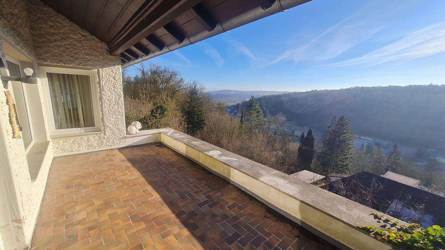 Thumbnail-Renovierungsbedürftiges Einfamilienhaus mit schönem Grundstück und Traumblick -91757 TREUCHTLINGEN