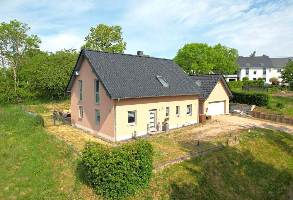 Thumbnail-Hochwertiges Einfamilienhaus in massiver Bauweise mit großem Grundstück und durchdachtem Wohnkonzept