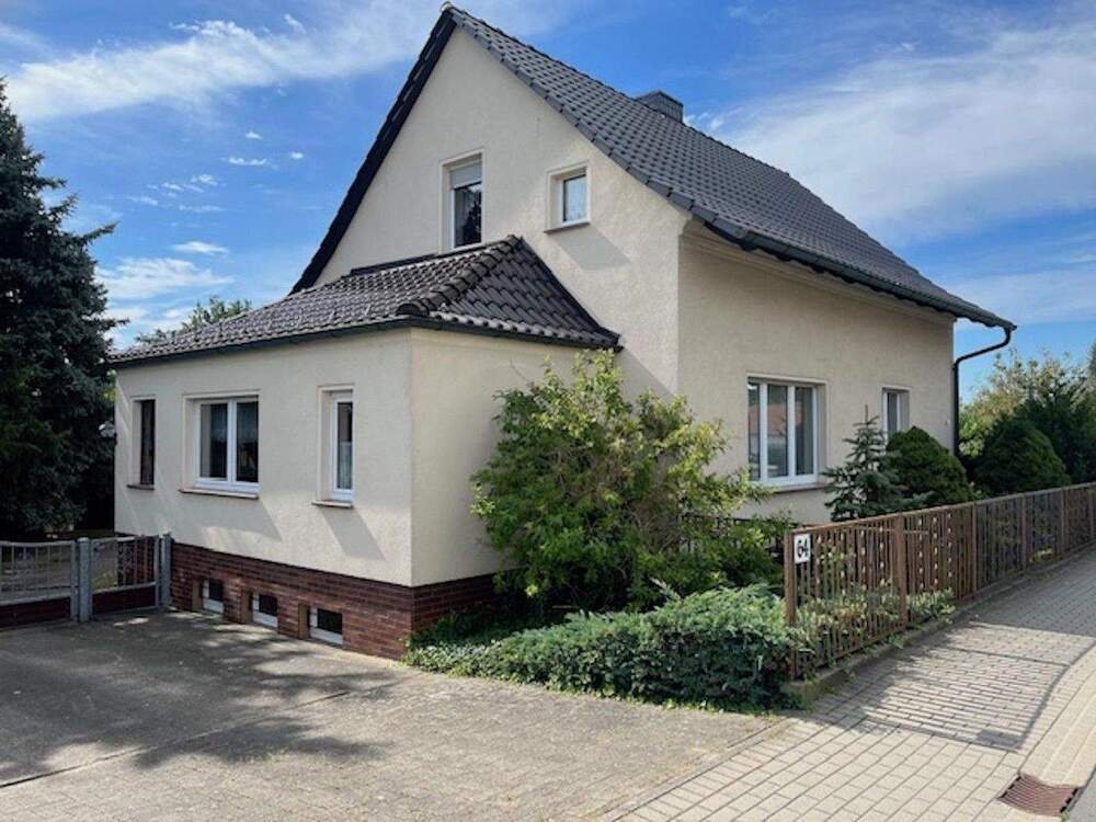 Thumbnail-Freistehendes Wohnhaus mit Garage und Garten in Jessen