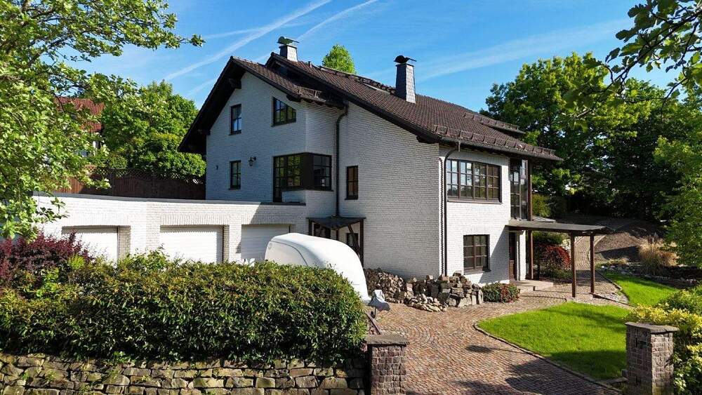 Thumbnail-Großzügiges Einfamilienhaus mit Einliegerwohnung auf großem Grundstück mit 3 Garagen