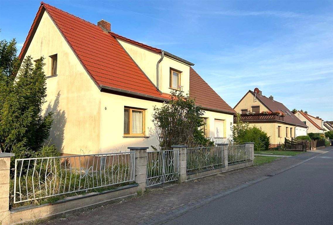 Thumbnail-Doppelhaushälfte mit Nebengebäude in ruhiger Siedlungslage