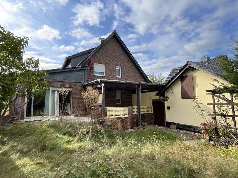 Thumbnail-Einfamilienhaus mit Einliegerwohnung Doppelgarage und Nebengebäude in Bortfeld