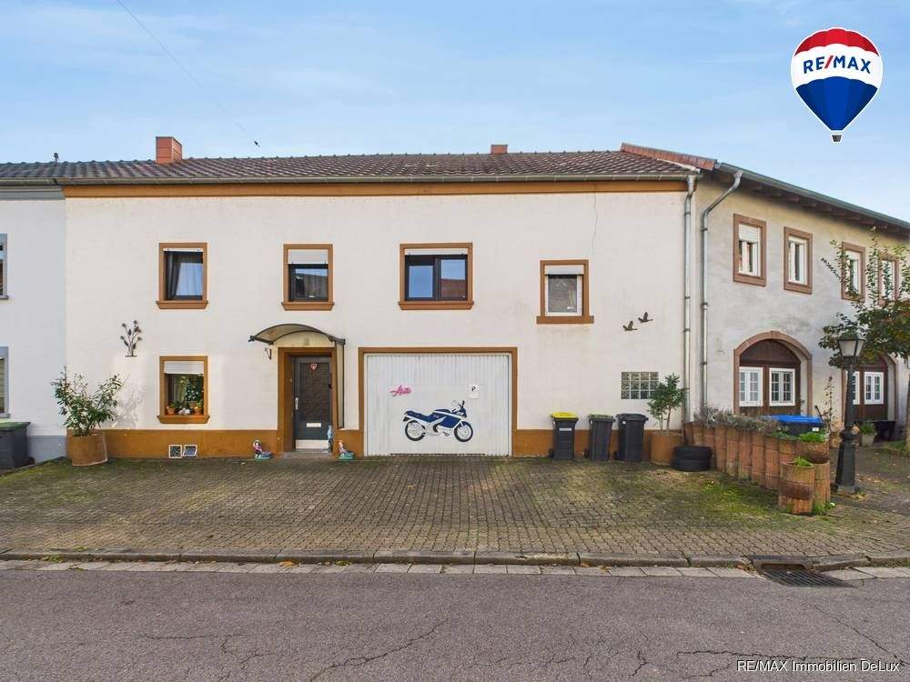 Thumbnail-Reihenmittelhaus mit Terrasse, Garage und weiteren Parkmöglichkeiten vor dem Haus in ruhiger Lage.