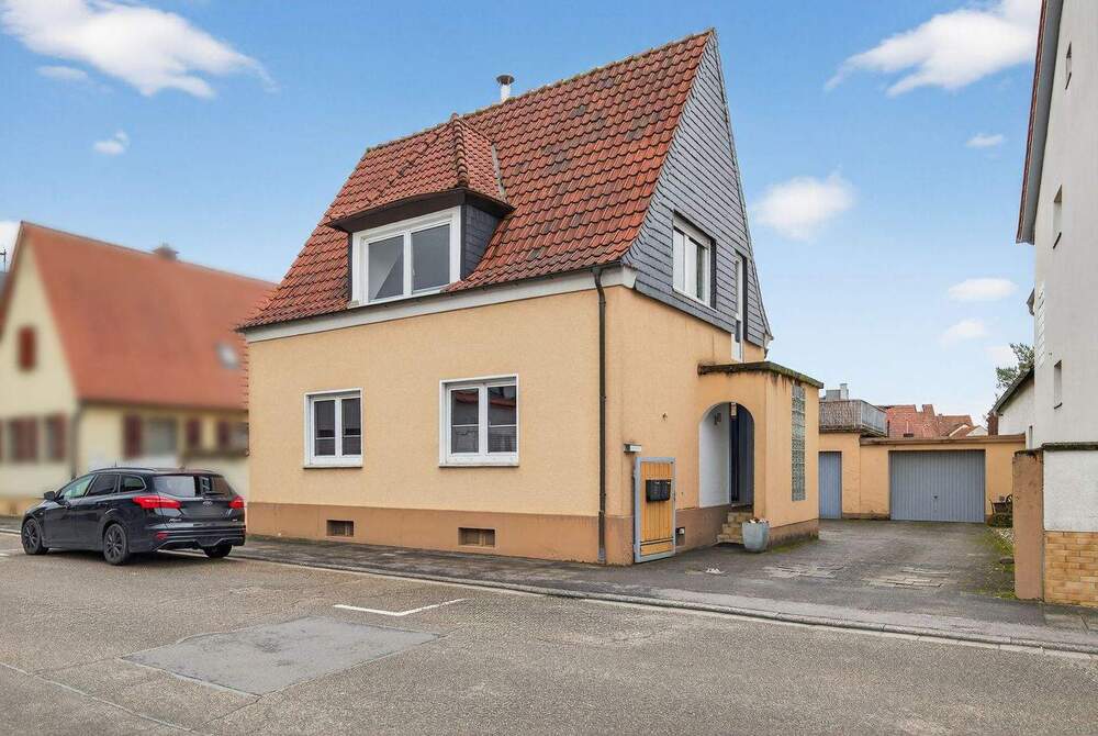 Thumbnail-Gepflegtes Zweifamilienhaus mit zwei Garagen und großem Grundstück