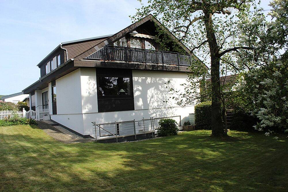 Thumbnail-Zweifamilien-Wohnhaus in guter Wohnlage am nördlichen Ostrand der Kleinstadt Leun im Lahn-Dill-Kreis