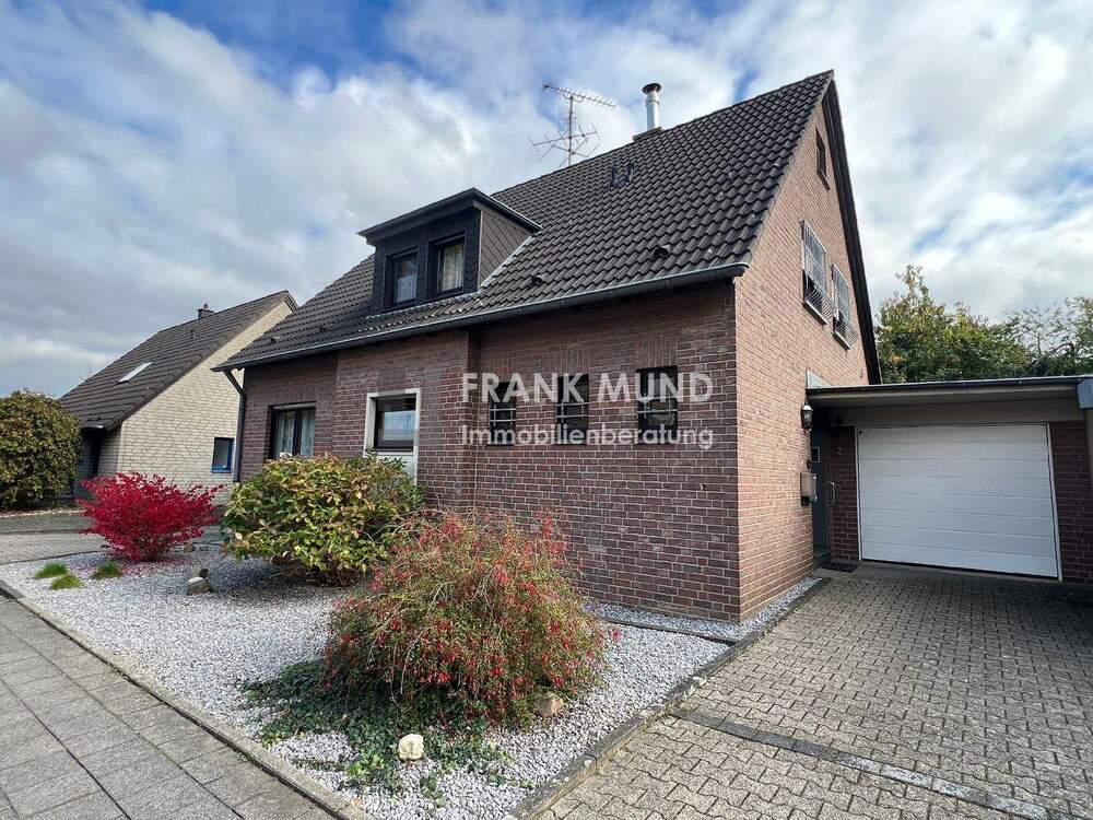 Thumbnail-Freistehendes Einfamilienhaus mit Garage in Ortskernlage von 41189 Mönchengladbach-Wickrath