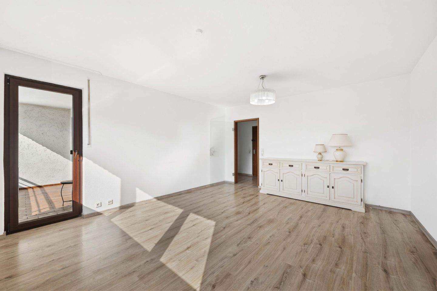 Thumbnail-2 -Zimmer-Wohnung in zentraler Lage von Stuttgart - Sofort bezugsfrei, mit Balkon & TG-Stellplatz