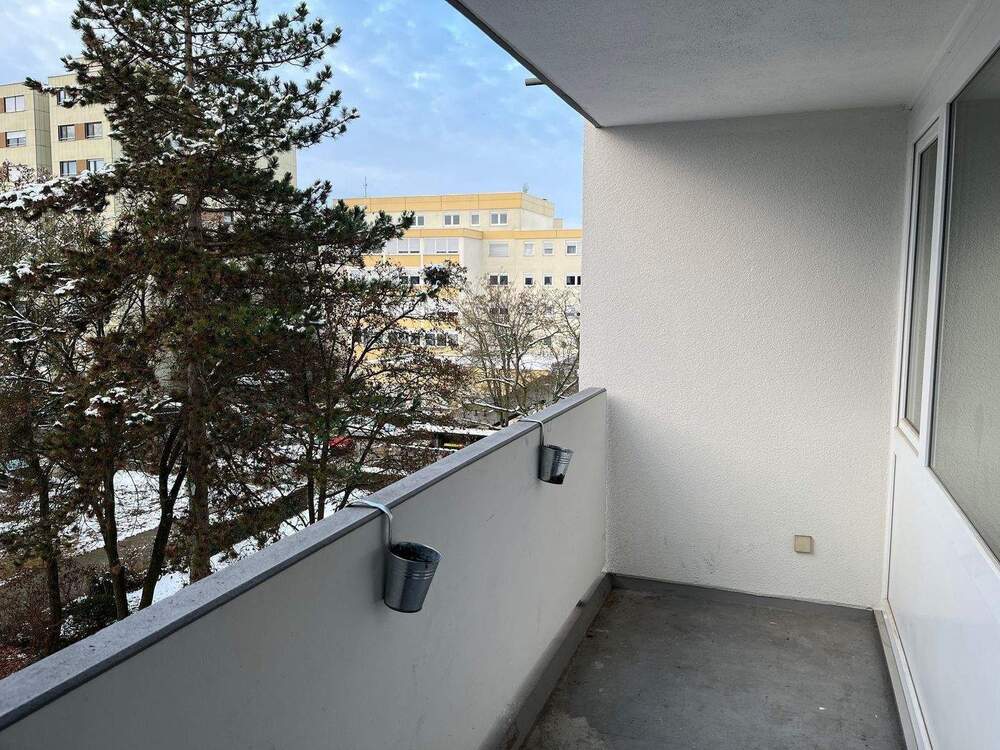 Thumbnail-Sehr schöne 1 Zimmer-Wohnung mit separater Küche und Balkon, 3. OG mit Aufzug, gepflegtes MFH in Stein-Deutenbach - EBK kann abgelöst werden