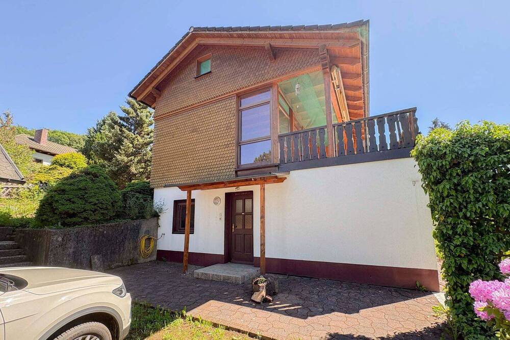 Thumbnail-Großzügiges Wohnhaus mit separatem Wohnbereich und sonnigem Balkon
