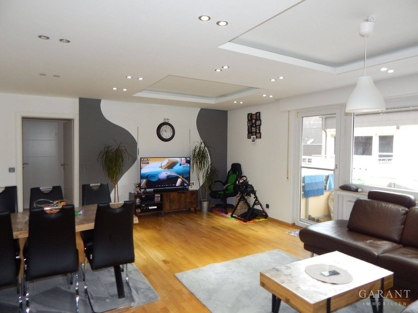 Thumbnail-Großzügig geschnittene 4 Zimmer-Wohnung mit Balkon und Tiefgaragen-Stellplatz