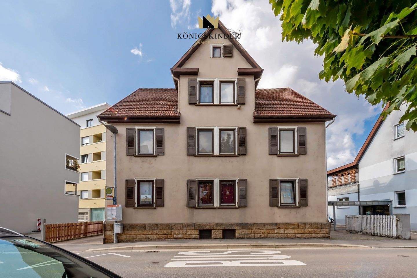Thumbnail-Mehrfamilienhaus mit Flair, Dachterrasse und Sanierungsförderung in zentraler Lage
