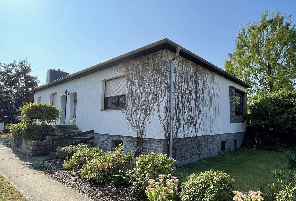 Thumbnail-Gepflegtes Haus im Bungalowstil, mit beheiztem Pool, Backhaus und großen Nebengebäuden in Heinersdorf