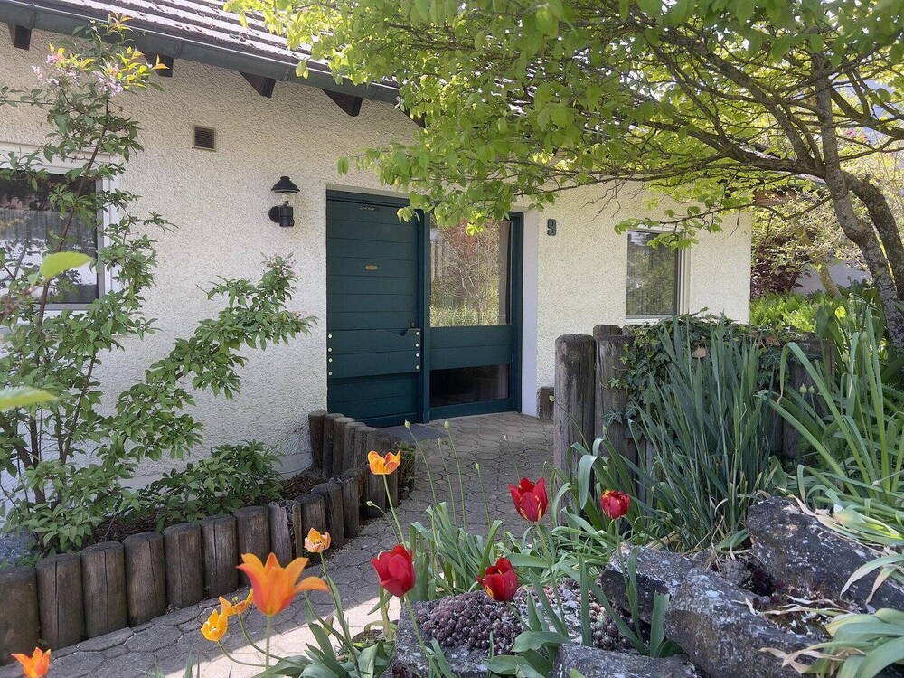 Thumbnail-Großzügiges Einfamilienhaus mit Einliegerwohnung, Süd-Balkon, Sauna und Poolbereich im Keller
