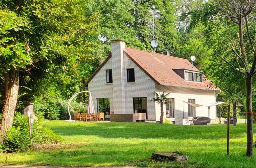 Großer Garten mit Terrasse