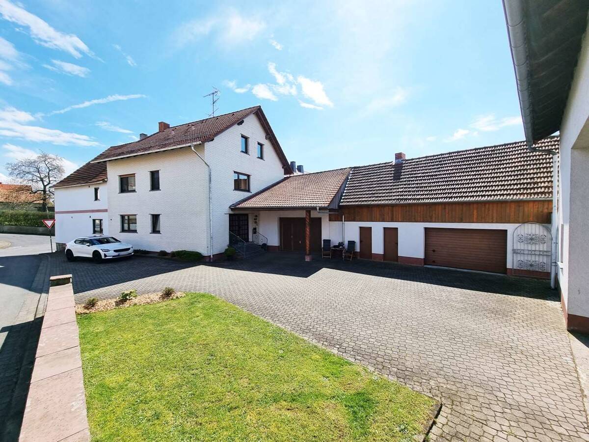 Thumbnail-Familienfreundliches 2-Familienhaus mit 3 Garagen, großer Halle und sonnigem Garten