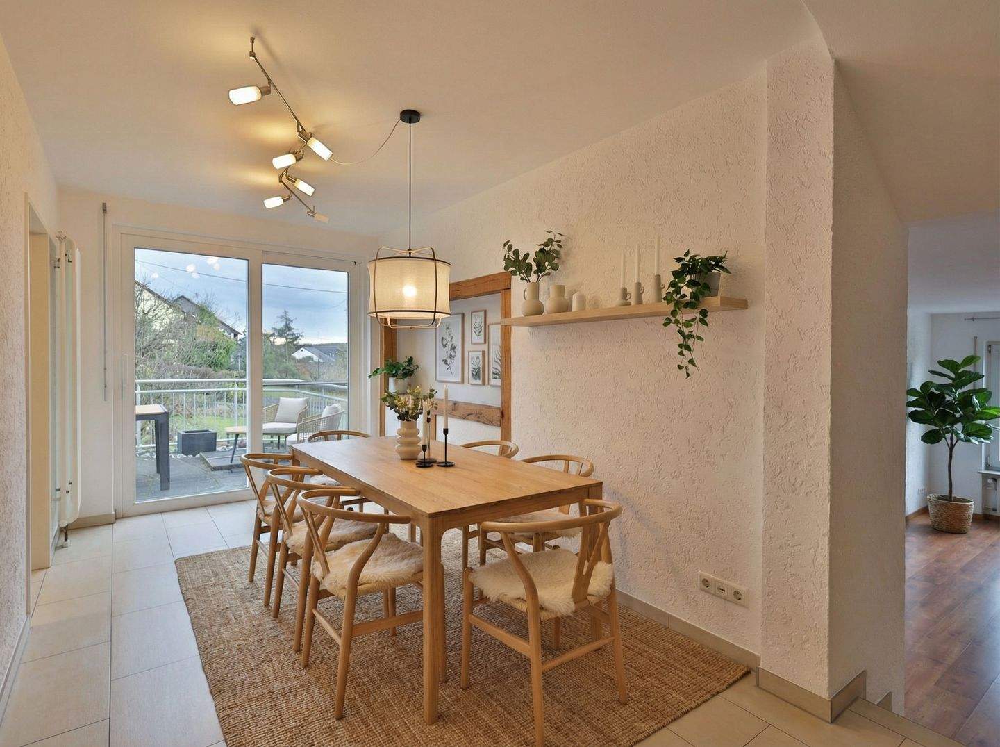 Thumbnail-Ihr Familiendomizil - gute Raumaufteilung, schöner Garten, neuwertige Küche, große Garage!