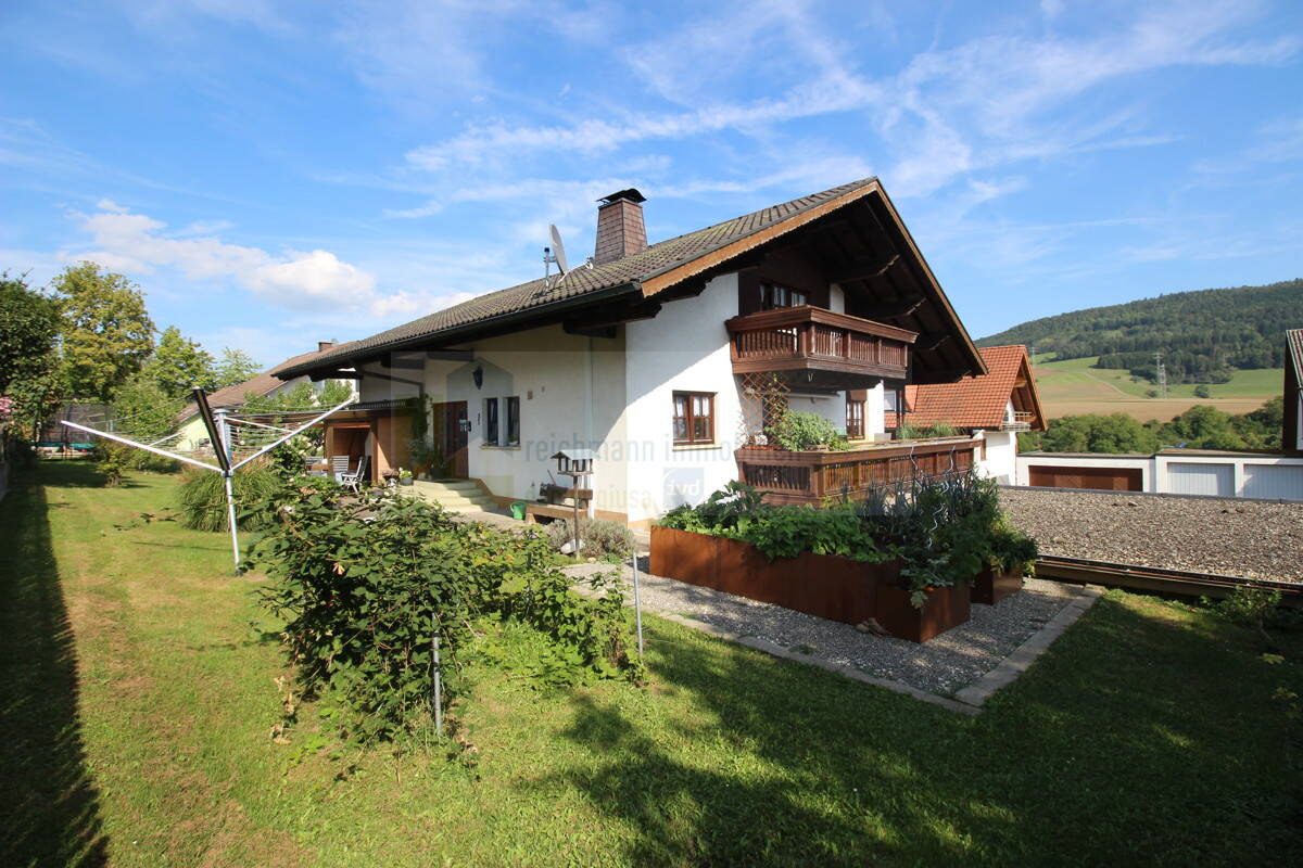 Thumbnail-Vielseitiges Einfamilienhaus mit Einliegerwohnung, großzügigem Garten und Ausbaumöglichkeiten in Blumberg-Fützen!