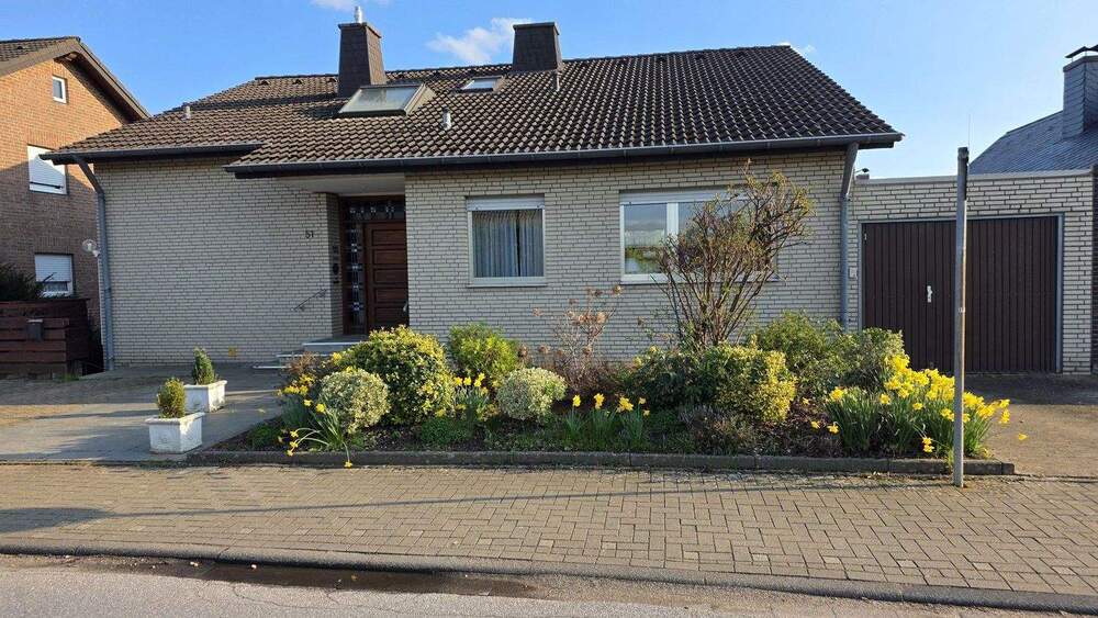 Thumbnail-Großes Zweifamilienhaus in zentraler Lage von Bedburg