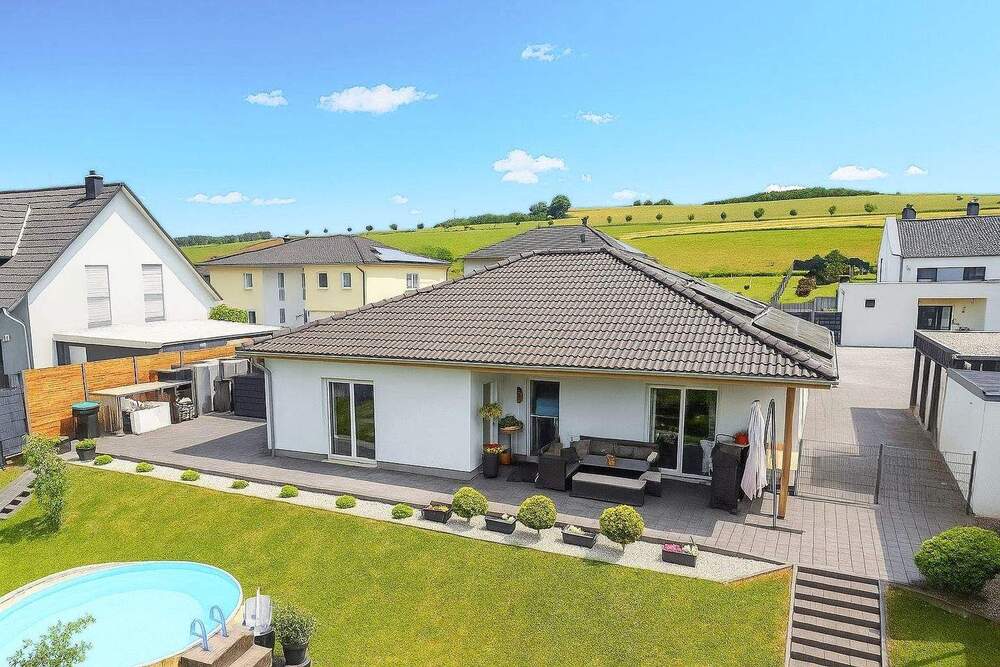 Thumbnail-Energieeffizient und alles auf einer Ebene: Neubau-Bungalow mit unverbaubarem Fernblick