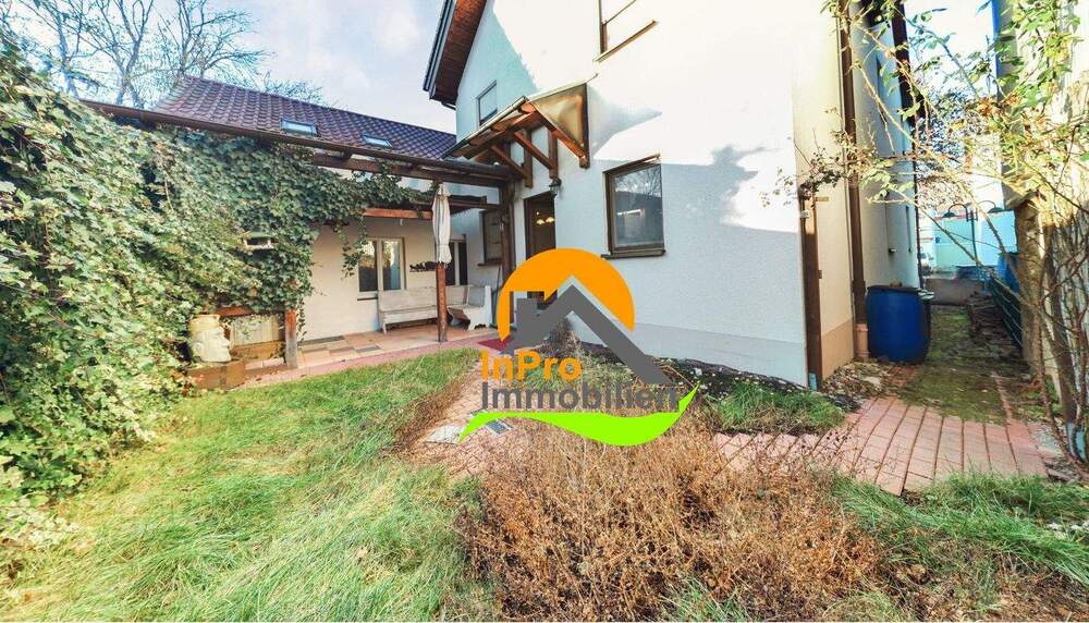 Thumbnail-+++ Sonntags frische Brezeln und für jedes Kind ein eigenes Zimmer: Einfamilienhaus in Dettingen.