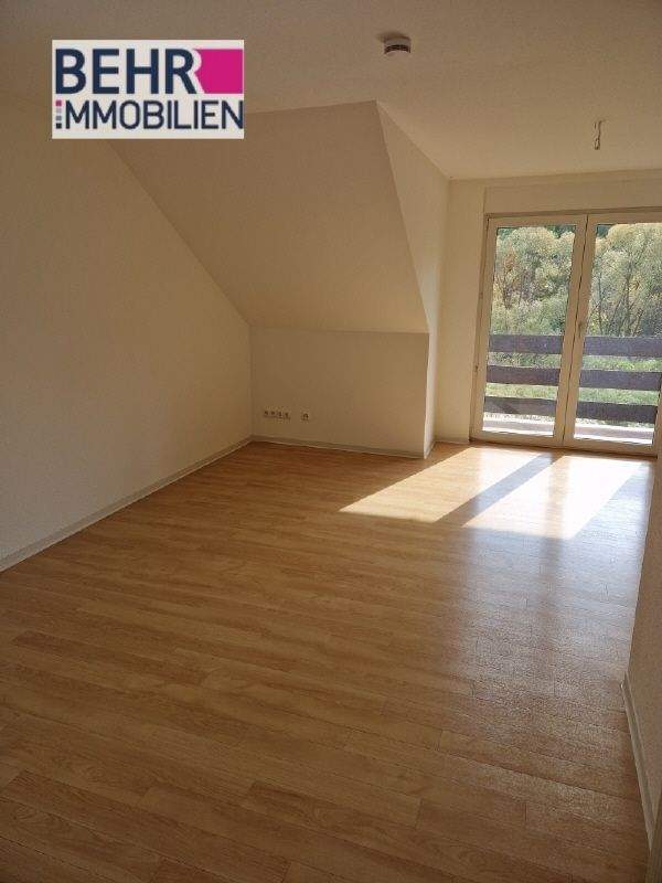 Thumbnail-1- Raum Dachgeschosswohnung mit Balkon in Finowfurt mit Blick ins Grüne