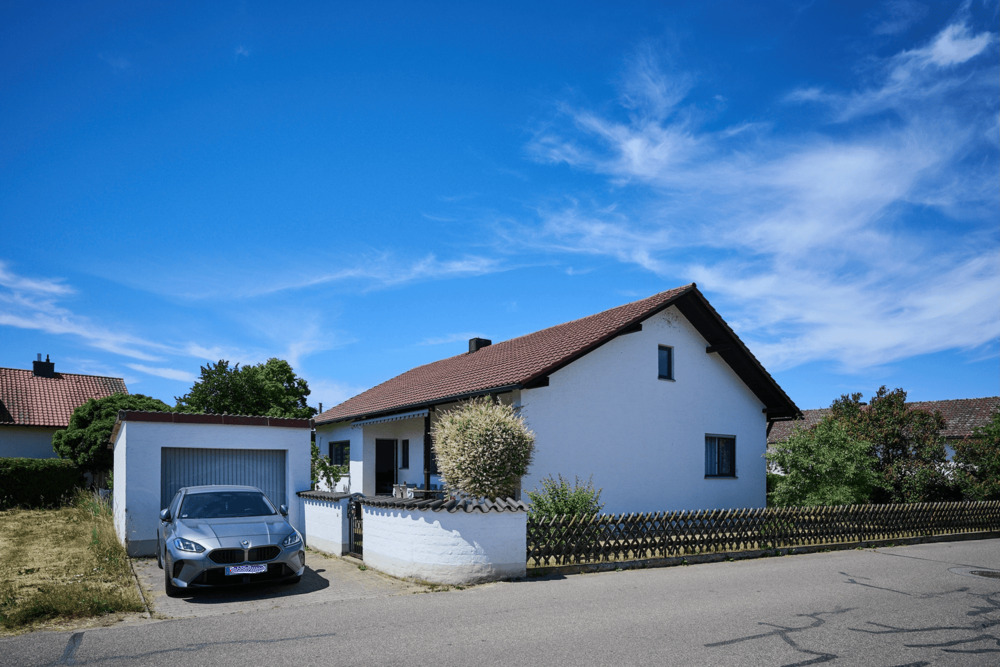 Thumbnail-Wohnkomfort auf einer Ebene: Modernisierter Bungalow mit sonniger Terrasse, Garten & Garage