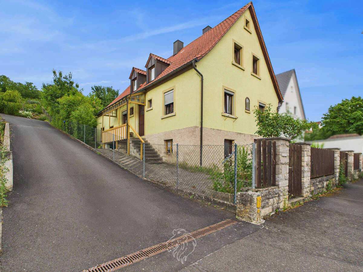 Thumbnail-Charmantes Einfamilienhaus mit Scheune und großem Grundstück in Versbach