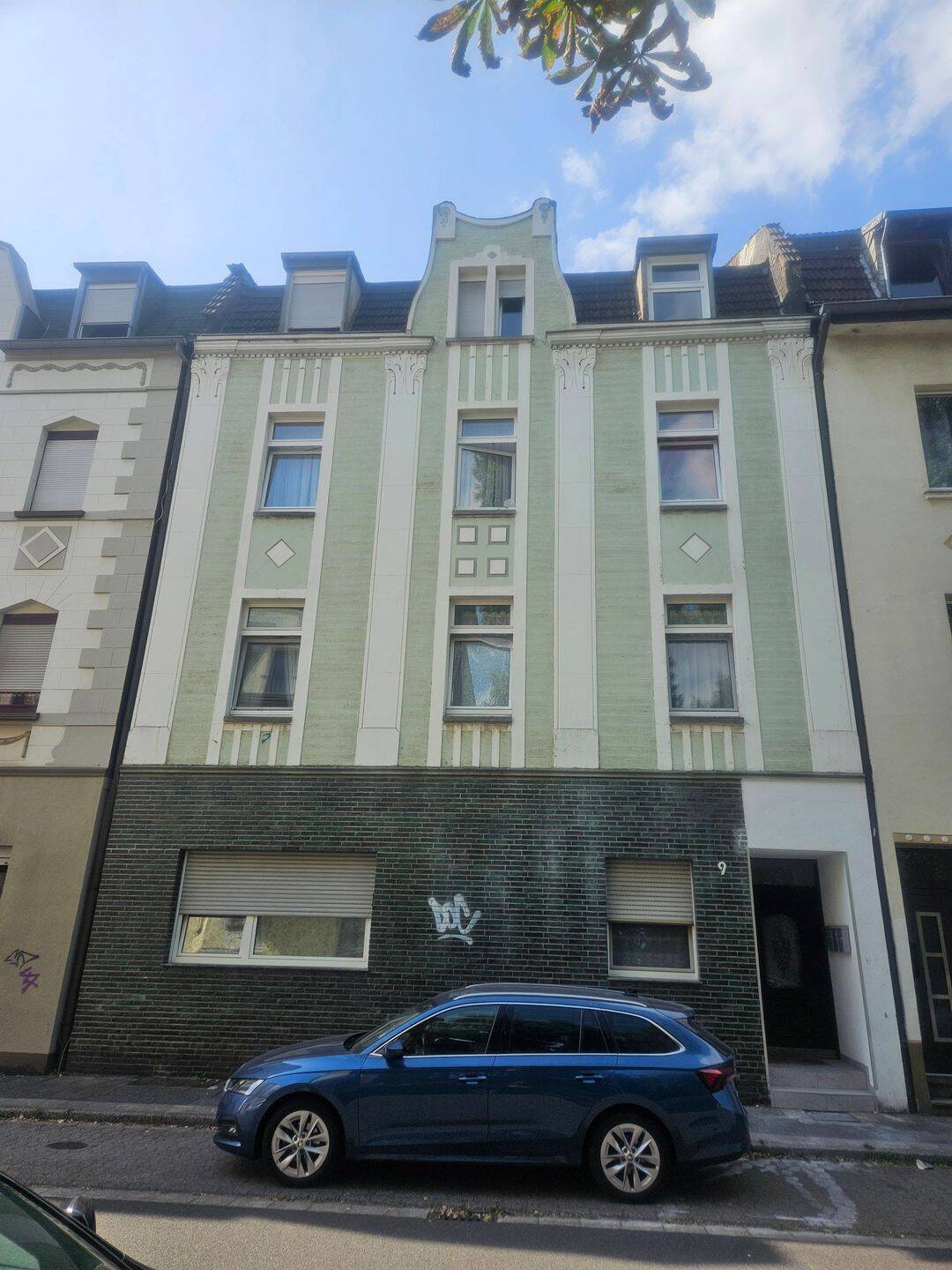 Thumbnail-*Mehrfamilienhaus mit 4 Eigentumswohnungen und Garten im Hinterhof *