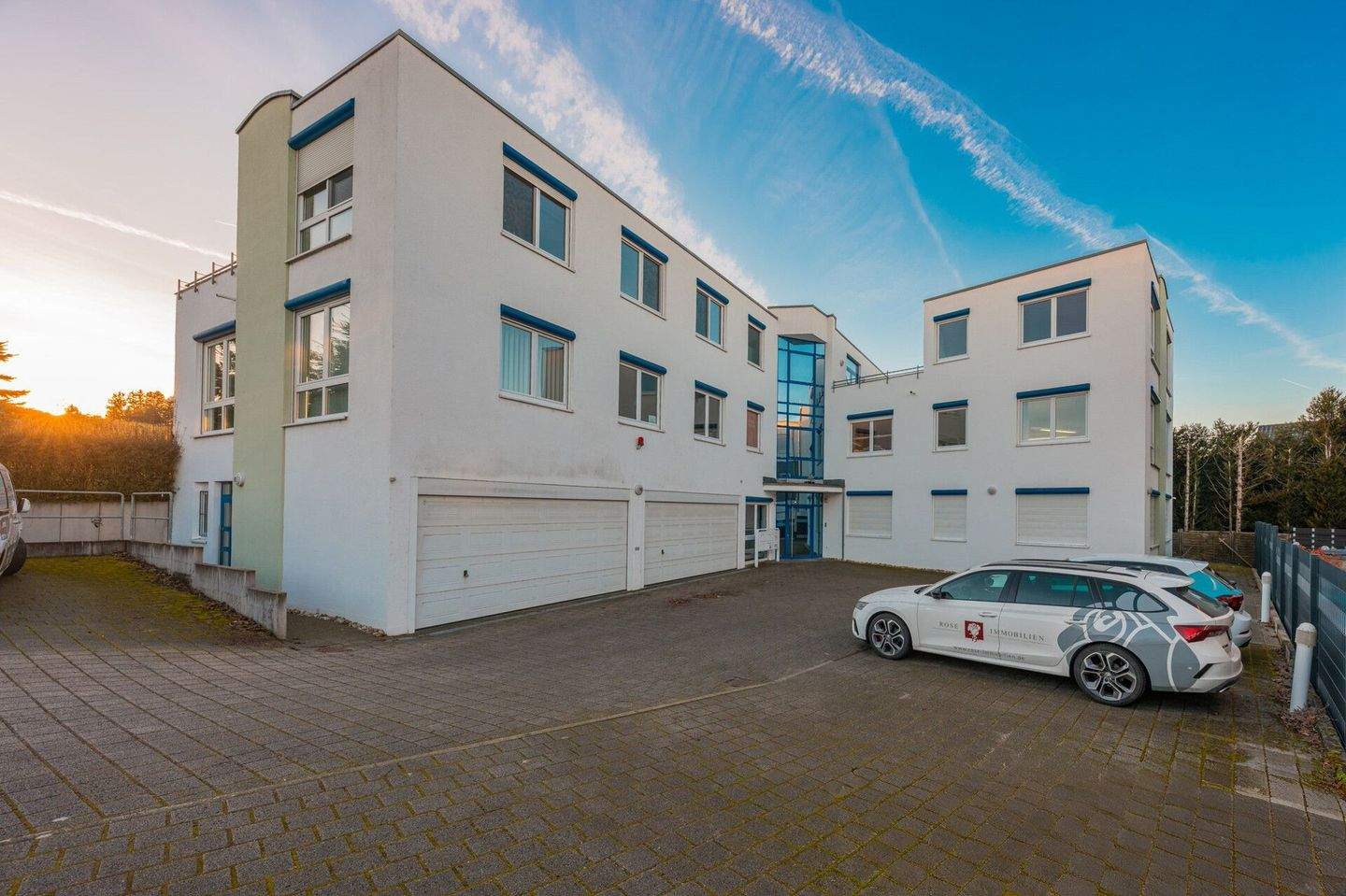 Thumbnail-Helle Büroeinheit im Obergeschoss mit Aufzug und Garage sowie 3 Stellplätzen in ruhiger Randlage