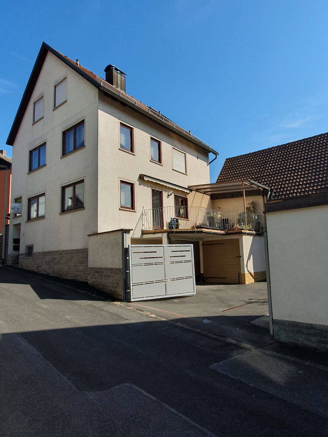 Thumbnail-Geräumiges und sehr gepflegtes 2-Fam. Haus mit üppigem Nebengebäudeplatz