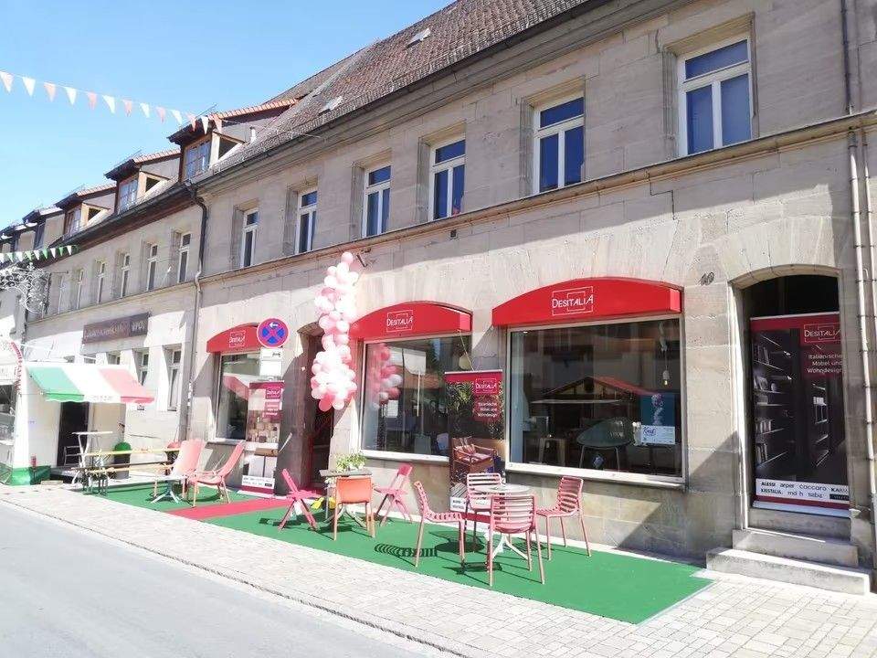 Thumbnail-Moderne Gewerbefläche in bester Hauptstraßenlage von Langenzenn mit Parkplätzen vor dem Objekt und 3 großen Schaufenstern