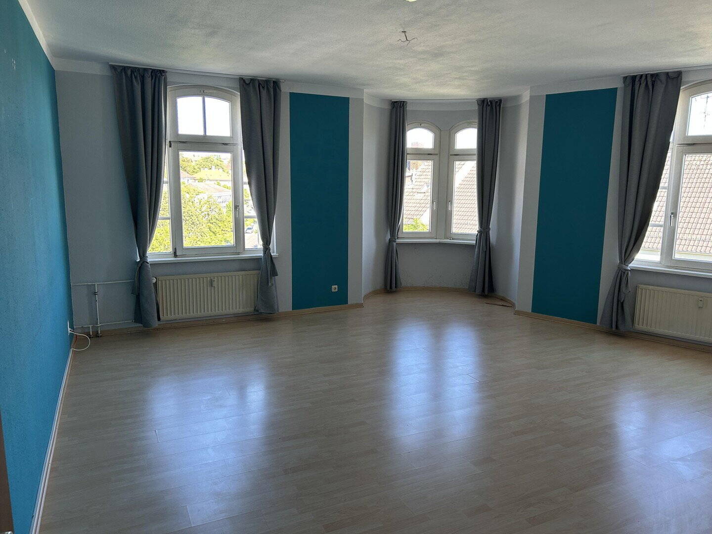 Thumbnail-Großzügige 3 Zimmer, Küche, Bad Altbauwohnung Nähe Bebelplatz