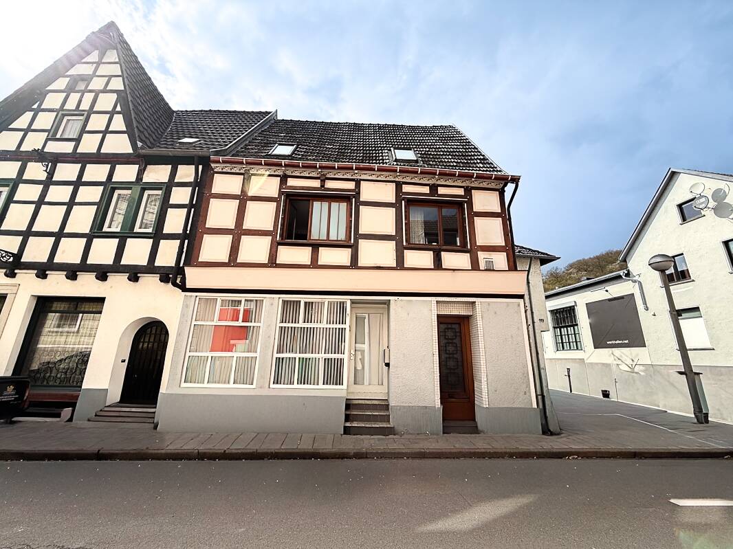 Thumbnail-Unikat! Sanierungsbedürftiges, historisches Wohnhaus mit vermieteter Gewerbefläche