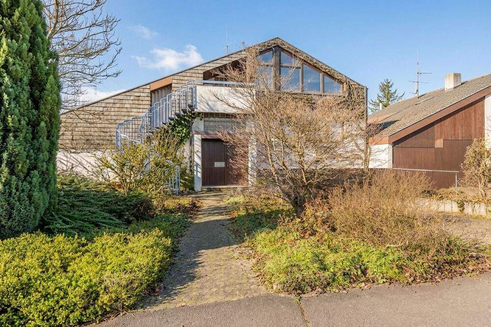 Thumbnail-Einfamilienhaus mit Pool, Einliegerwohnung und weitläufigen Grundstück