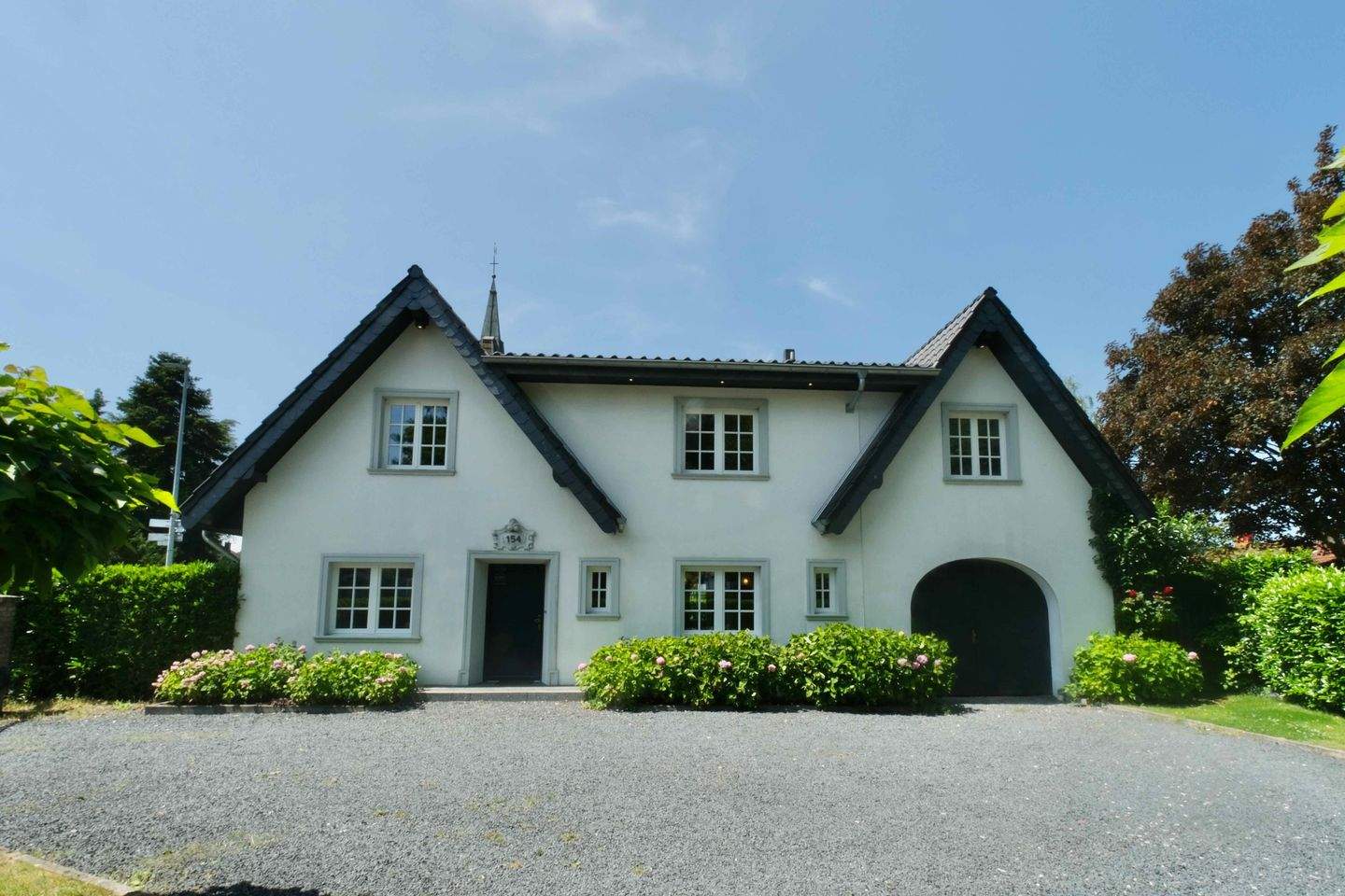 Thumbnail-Repräsentatives Einfamilienhaus mit zeitloser Eleganz