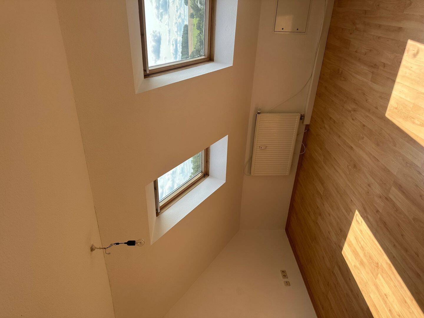 Helles Zimmer mit Dachfenstern